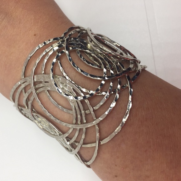 Jewelry - ⭐️HP⭐️ Silver Tone Circles Cuff Bracelet